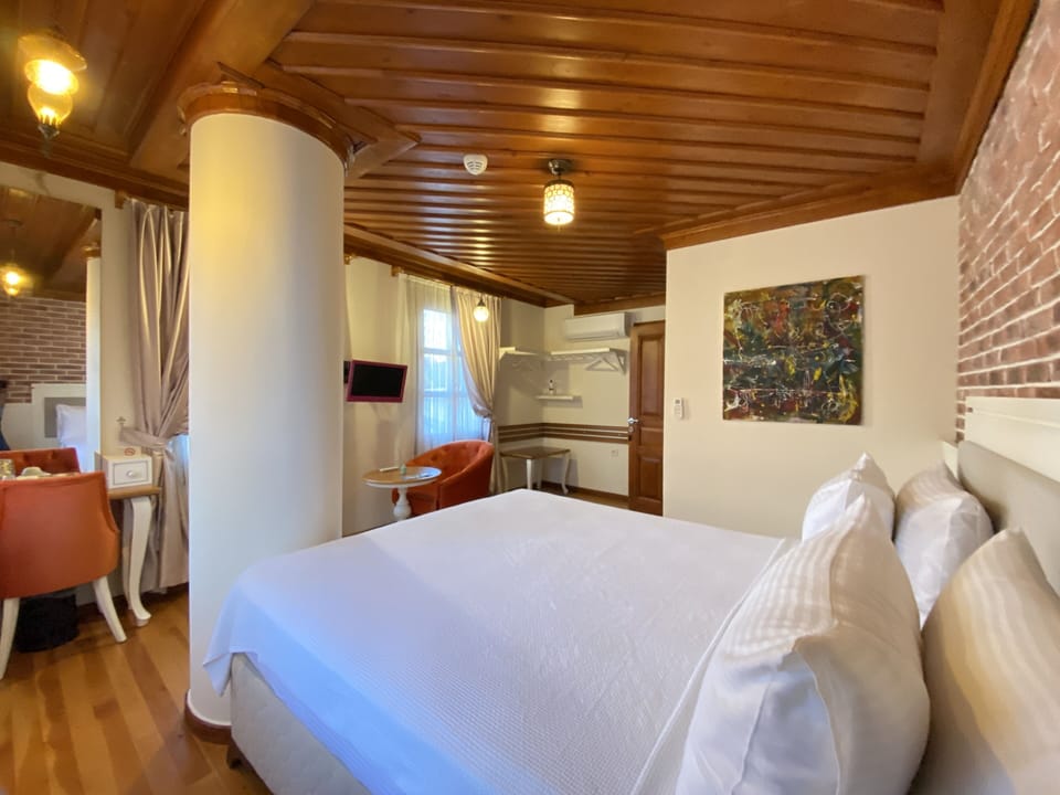 Deluxe Double Room | Hypo-allergenic bedding, individually decorated, individually furnished
