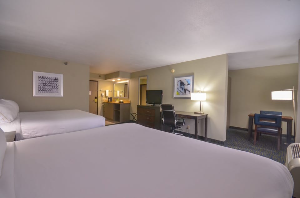 Standard Room, Multiple Beds, Microwave | In-room safe, desk, iron/ironing board, WiFi