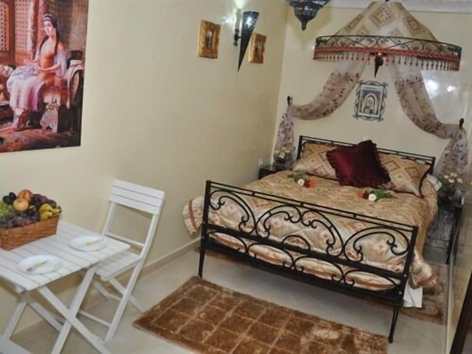 Apartment Andalous | Minibar, in-room safe, individually decorated, individually furnished