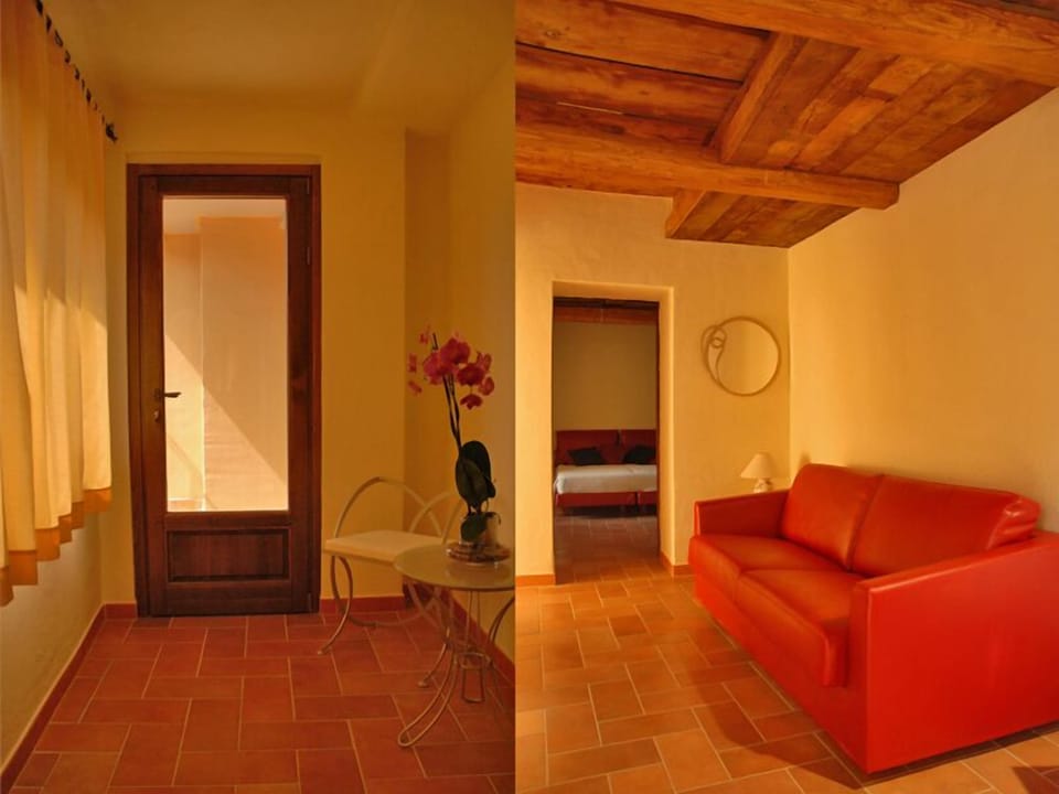 Double or Twin Room, Non Smoking | Living area