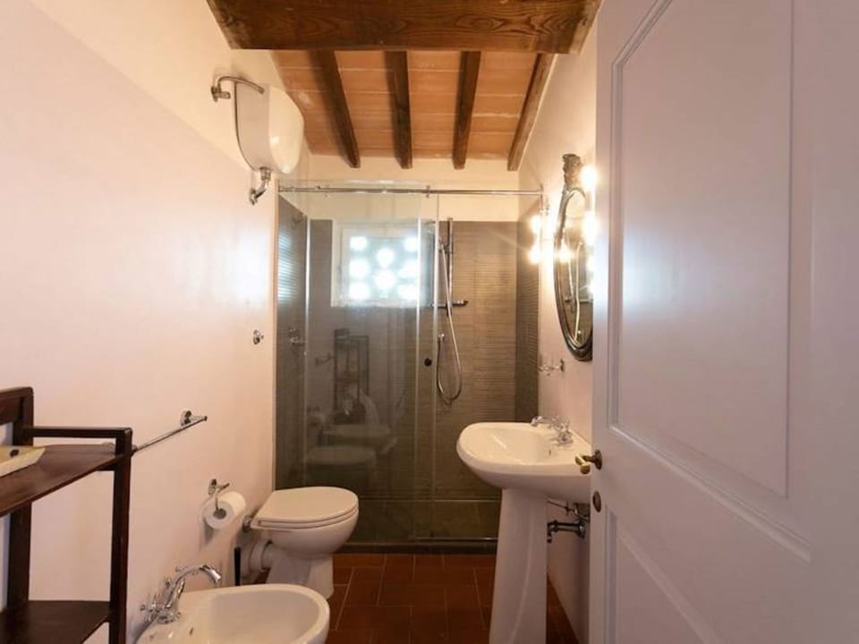 Shower, free toiletries, hair dryer, bidet