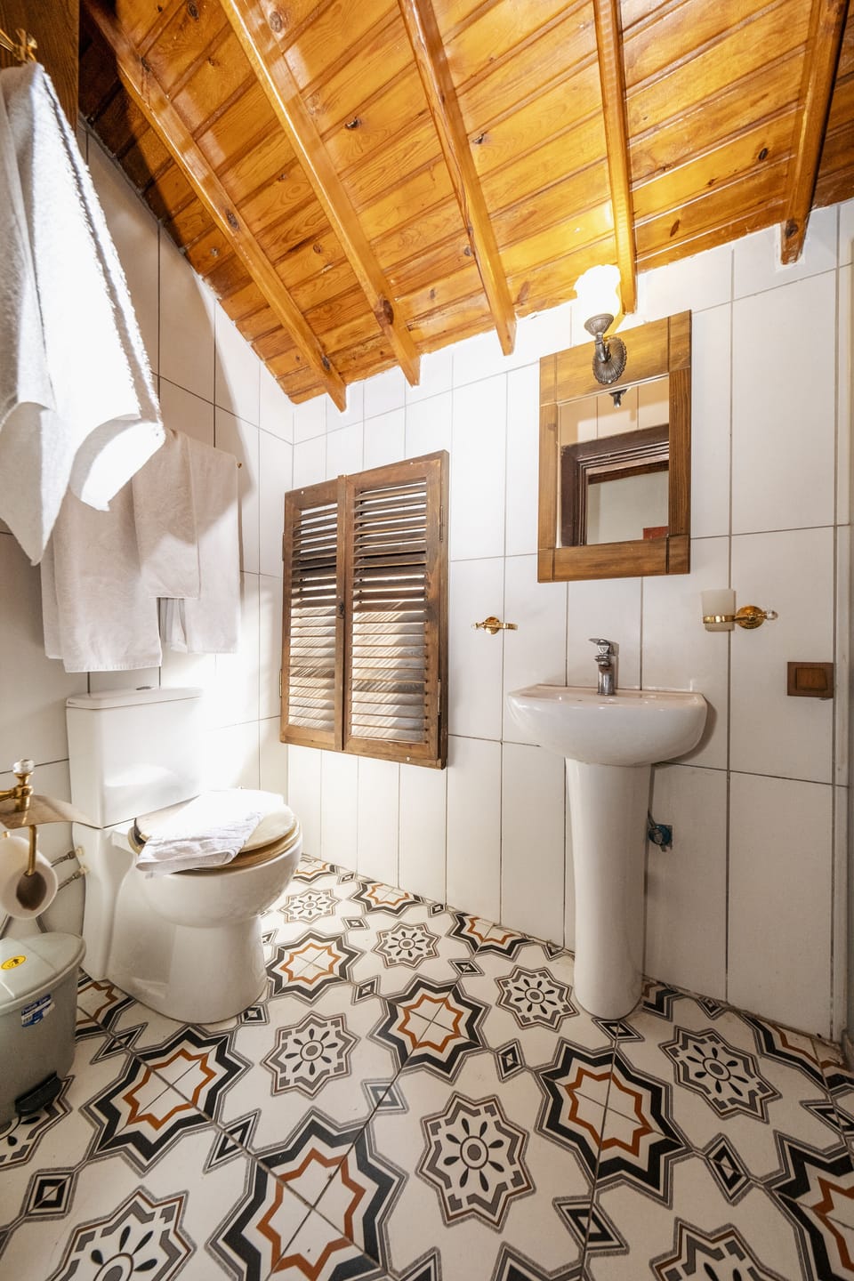 Economy Double Room | Bathroom | Shower, hair dryer, towels, soap