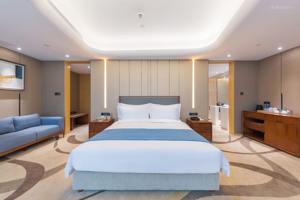 Minibar, in-room safe, desk, iron/ironing board