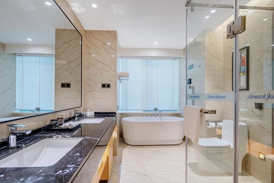 Deluxe Room, 1 King Bed, Non Smoking (Hollywood Deluxe) | Minibar, in-room safe, desk, iron/ironing board
