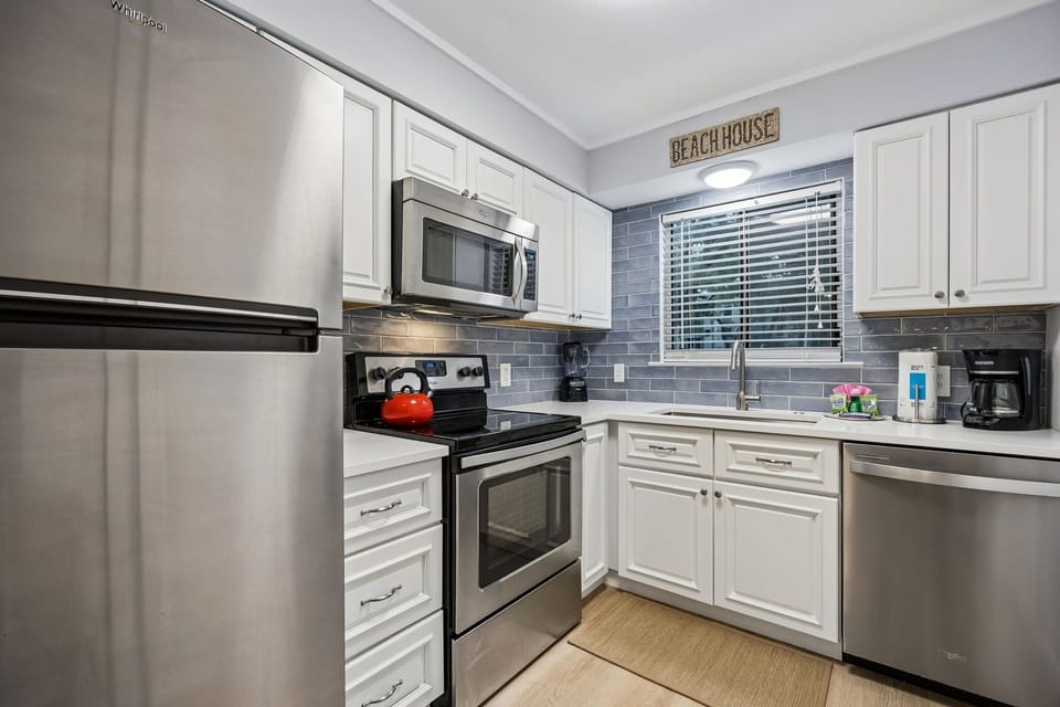 Condo, 2 Bedrooms | Private kitchen | Full-size fridge, microwave, oven, stovetop