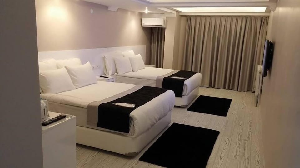 Classic Twin Room | Minibar, in-room safe, desk, iron/ironing board