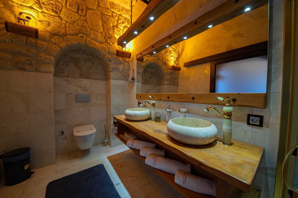 Luxury Double Room | Bathroom | Shower, free toiletries, hair dryer, slippers