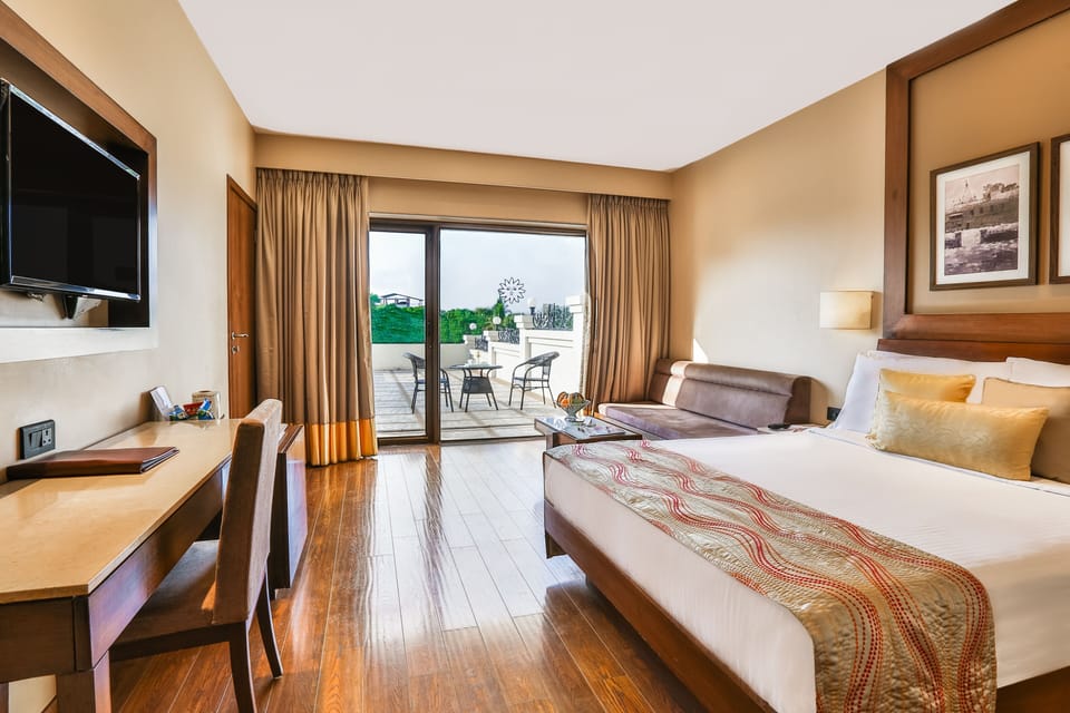 Grand Room | Minibar, in-room safe, desk, laptop workspace