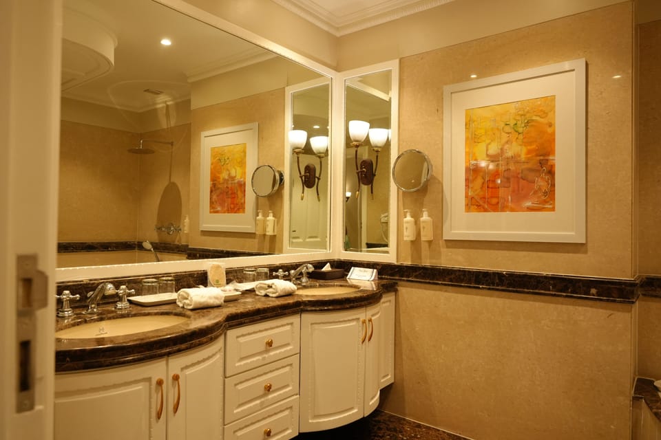 Luxury Suite | Bathroom | Shower, free toiletries, hair dryer, bathrobes