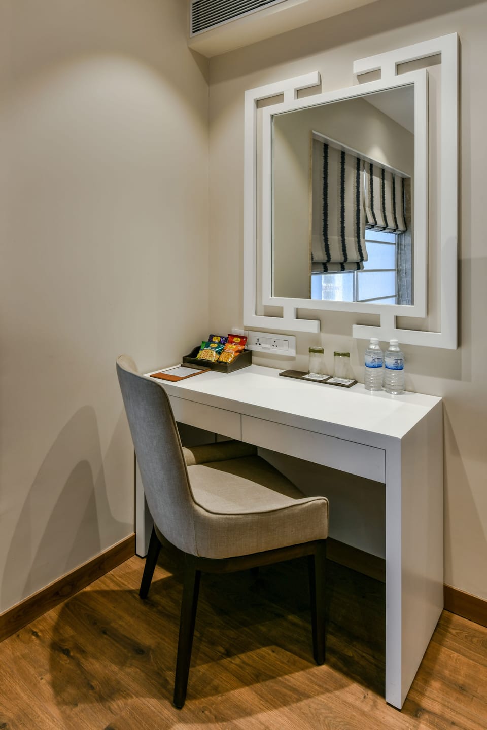 Deluxe Suite | Minibar, in-room safe, desk, laptop workspace