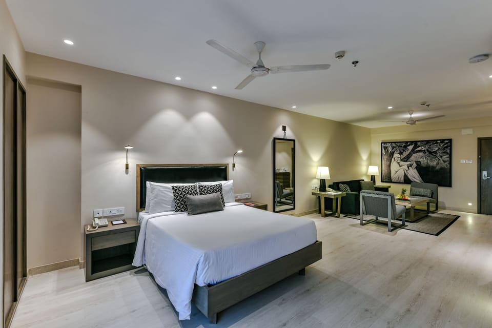 Studio Suite | Minibar, in-room safe, desk, laptop workspace