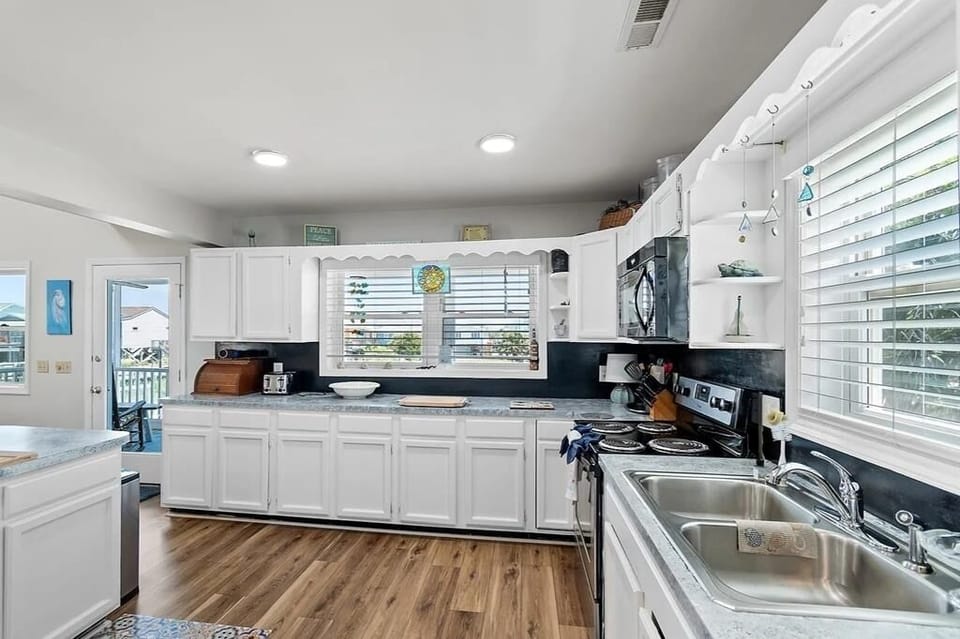 House, 3 Bedrooms | Private kitchen | Full-size fridge, microwave, oven, stovetop