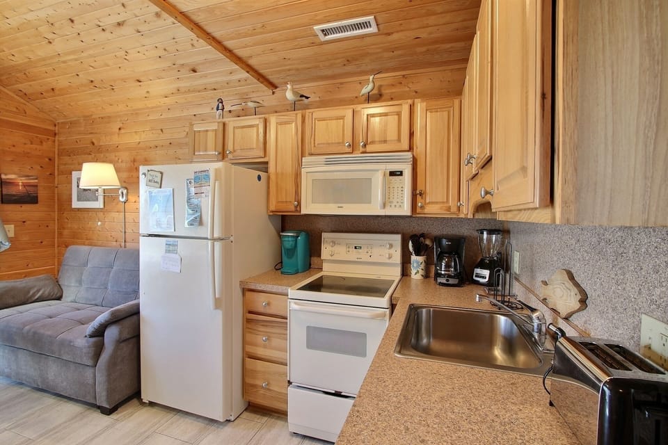 Studio | Private kitchen | Full-size fridge, microwave, coffee/tea maker, cookware/dishes/utensils