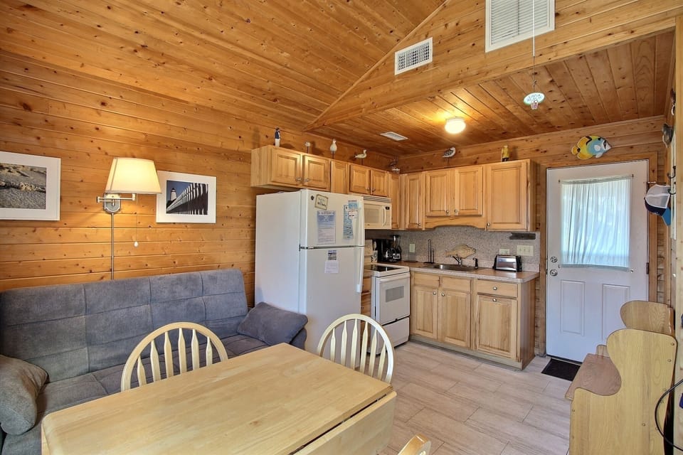 Studio | Private kitchen | Full-size fridge, microwave, coffee/tea maker, cookware/dishes/utensils