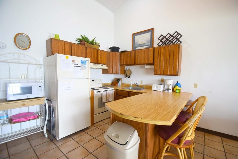 Condo, 3 Bedrooms | Private kitchen | Fridge, microwave, dishwasher, toaster
