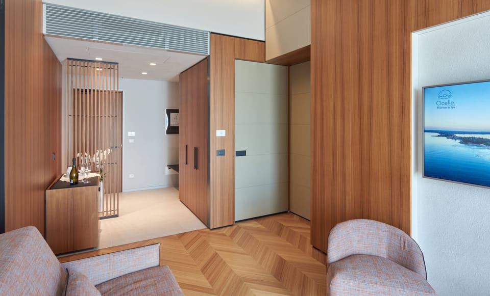 Executive Suite | Minibar, in-room safe, desk, laptop workspace