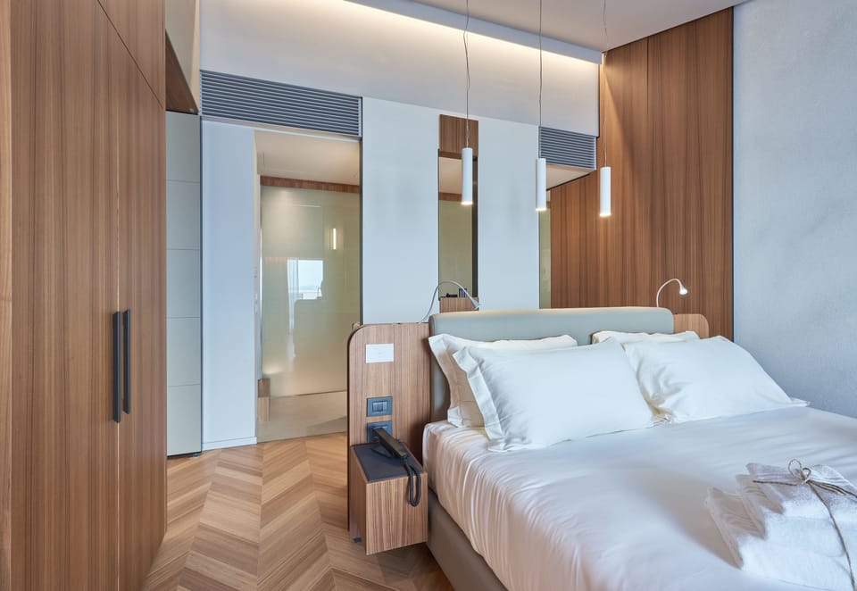 Executive Suite | Minibar, in-room safe, desk, laptop workspace