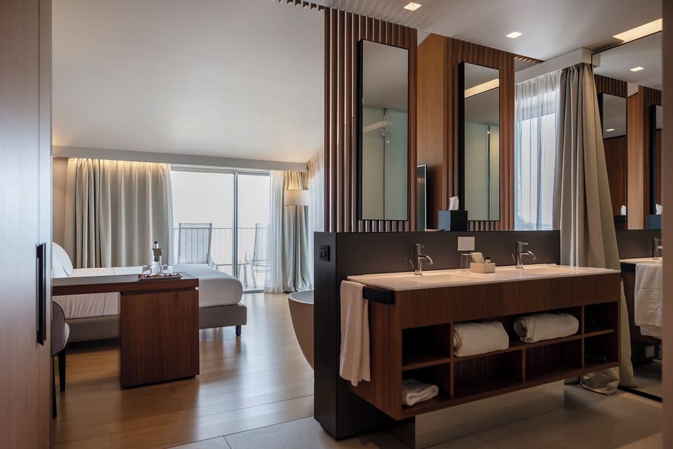  Junior Suite Wellness, vista Lago | Minibar, in-room safe, desk, laptop workspace