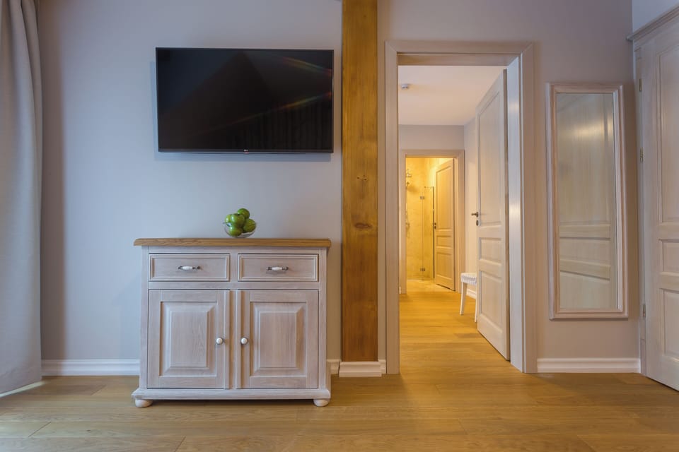 Apartment, 2 Bedrooms (Apartment 4) | Hypo-allergenic bedding, individually decorated, individually furnished