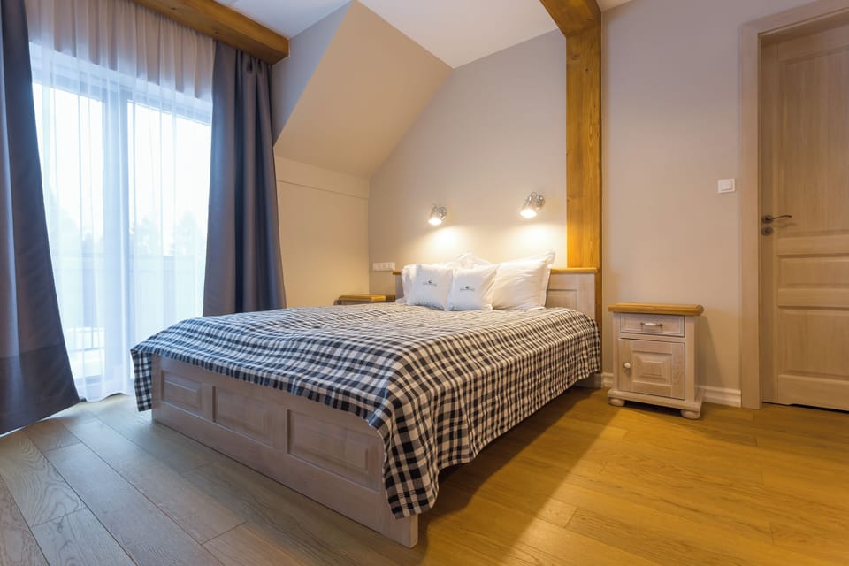 Apartment, 2 Bedrooms (Apartment 4) | Hypo-allergenic bedding available, blackout drapes, iron/ironing board