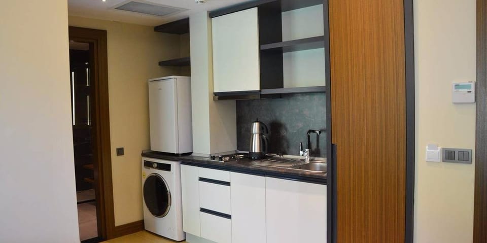 Deluxe Suite, 1 Bedroom | Private kitchenette | Mini-fridge, electric kettle