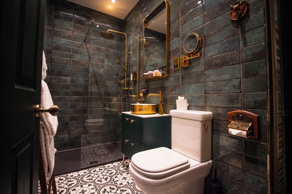 Whiskey Room | Bathroom | Free toiletries, hair dryer, bathrobes, slippers