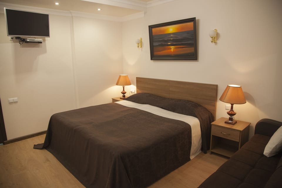 Exclusive Twin Room, Terrace, Pool View | Soundproofing, free WiFi, bed sheets