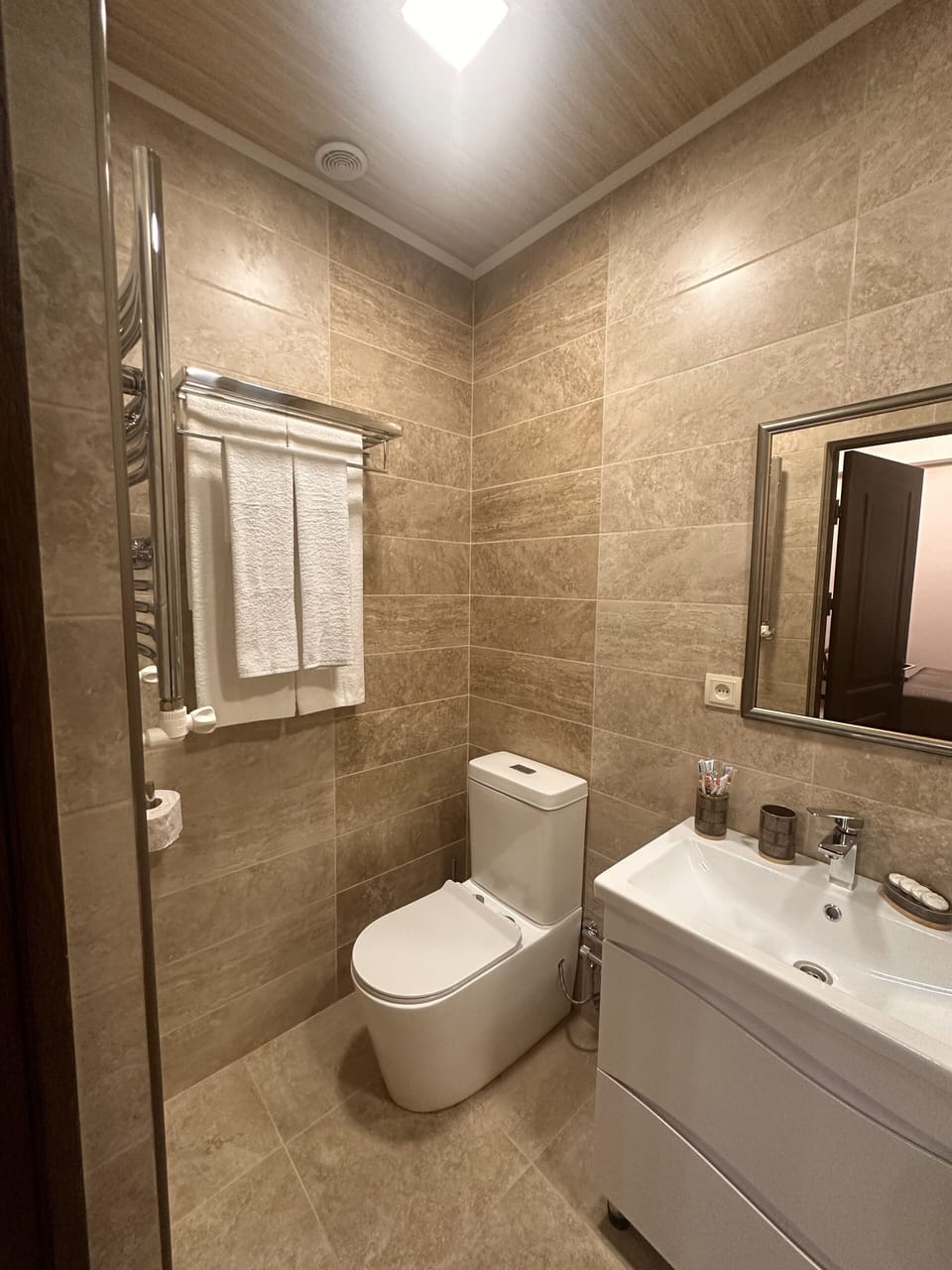 Deluxe Room | Bathroom | Shower, free toiletries, hair dryer, slippers
