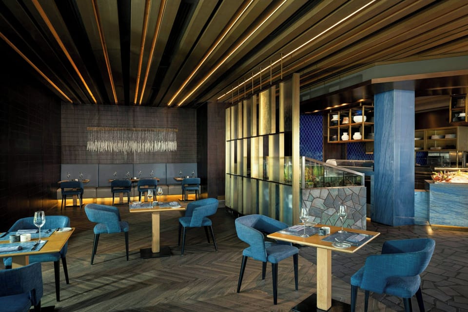 6 restaurants; breakfast, lunch, and dinner served
