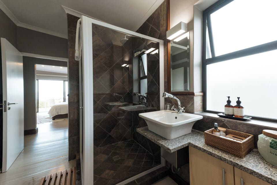 Standard Room, 1 Queen Bed, Bay View | Bathroom | Bathrobes, towels