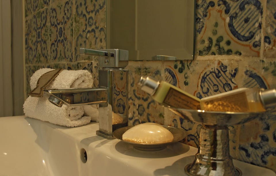 Comfort Room | Bathroom | Shower, free toiletries, hair dryer, towels
