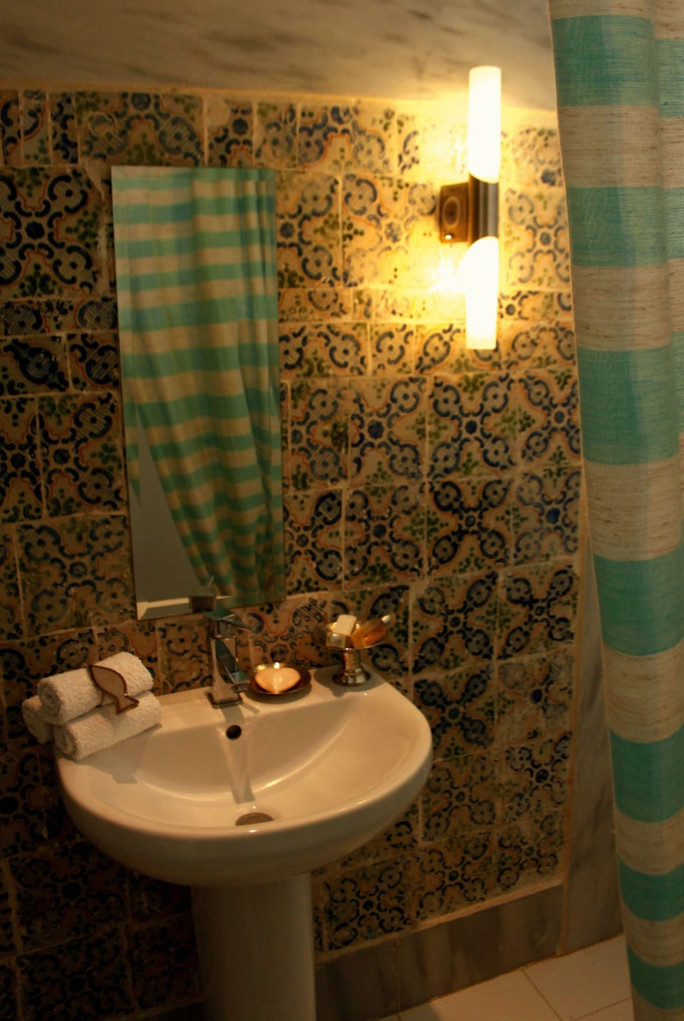 Comfort Room | Bathroom sink