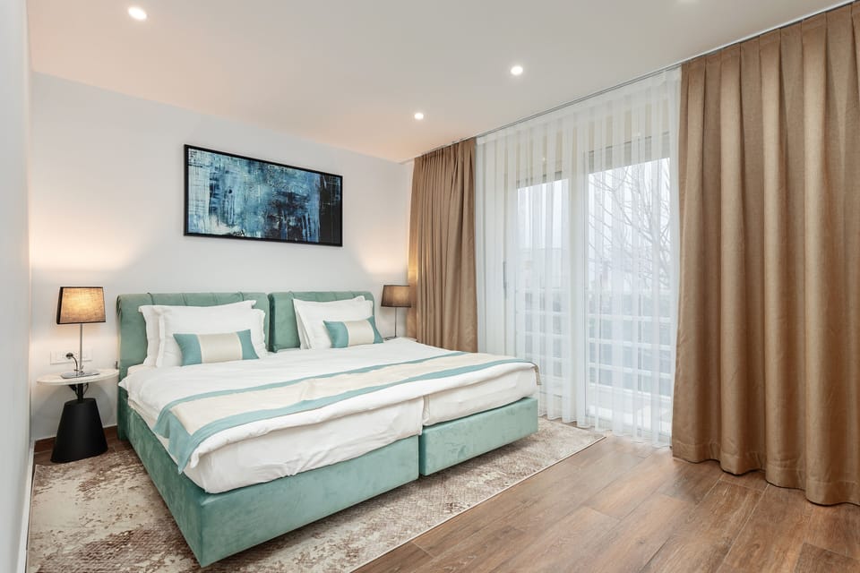 Deluxe Double or Twin Room | In-room safe, desk, blackout drapes, iron/ironing board