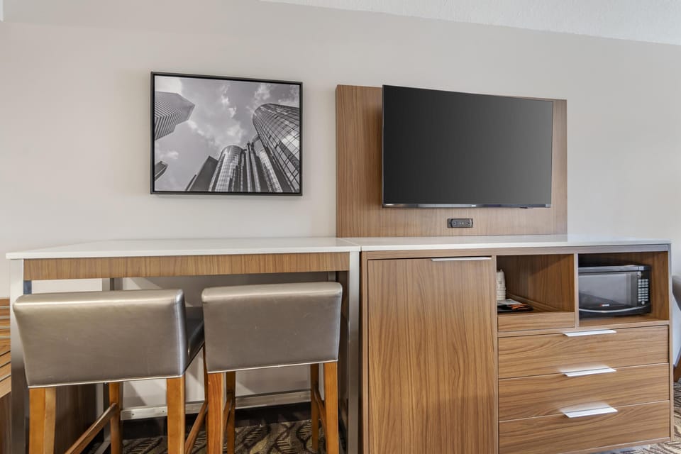 Standard Room, Multiple Beds, Non Smoking | Premium bedding, in-room safe, desk, blackout drapes
