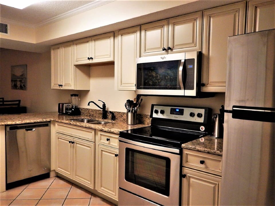 Gorgeous fully stocked kitchen!
