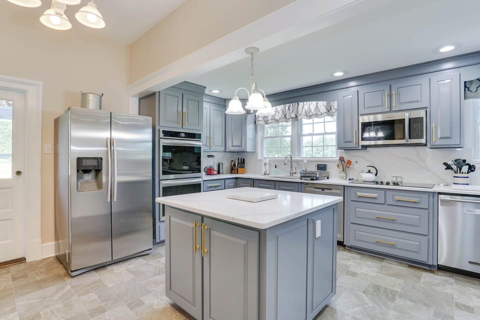 Chef's kitchen has everything you could desire to prepare your meals