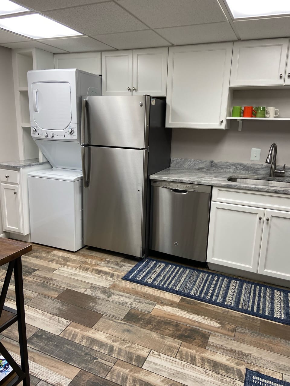 Fully equipped kitchen with washer/dryer & ample storage