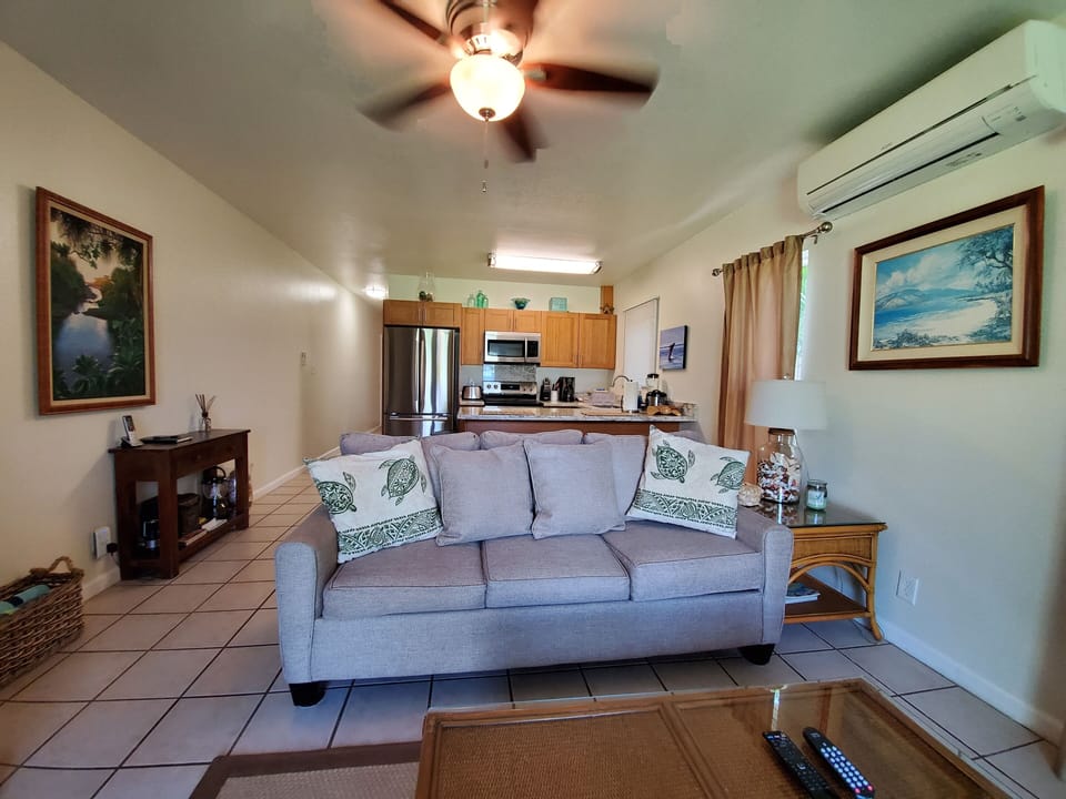 Unit #2: 1 BR 1 BA Downstairs unit.
Living Room faces ocean. Sofa Sleeper 