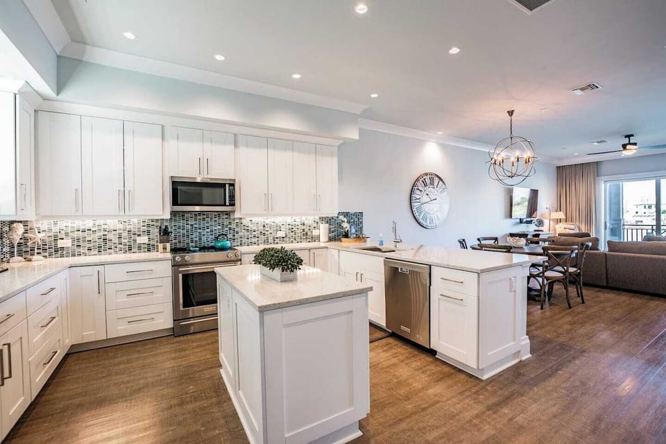 Room for your entire group in the spacious kitchen & dining area