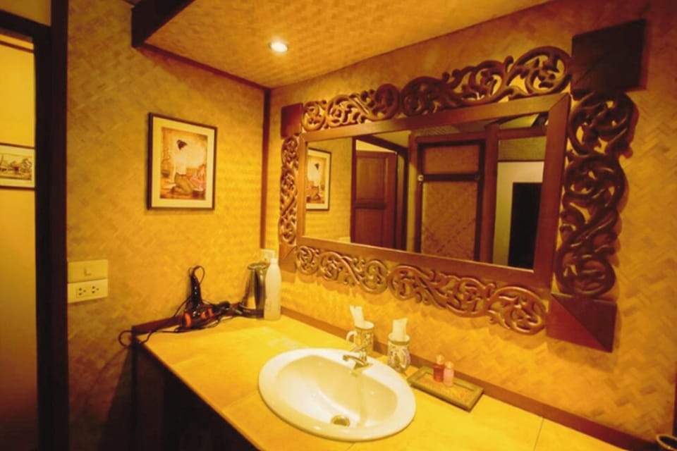 Bungalow with Patio | Bathroom | Shower, rainfall showerhead, free toiletries, hair dryer
