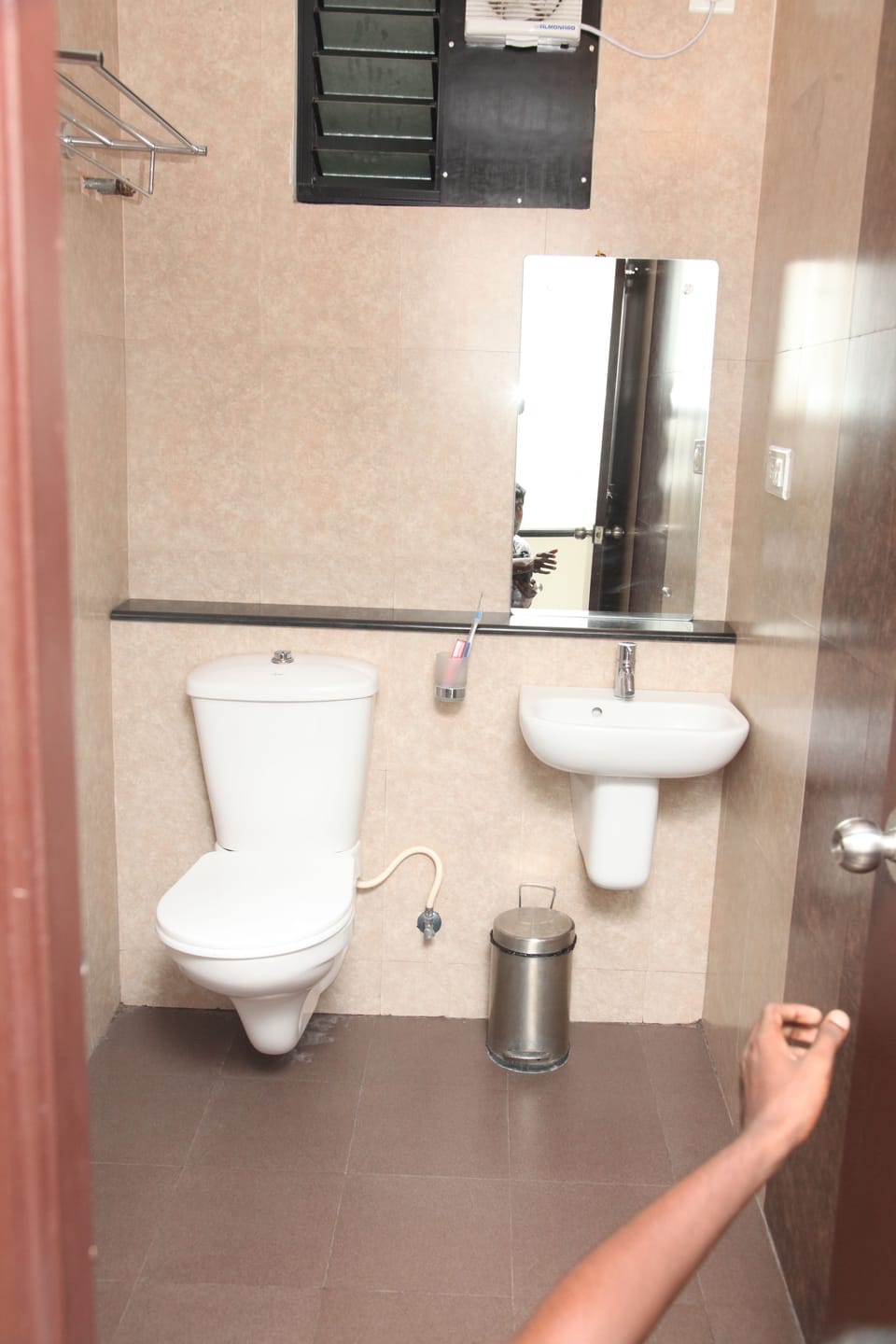 Family Room | Bathroom | Shower, free toiletries, towels