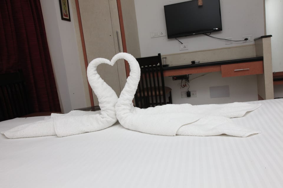Deluxe Room | Premium bedding, in-room safe, desk, free WiFi