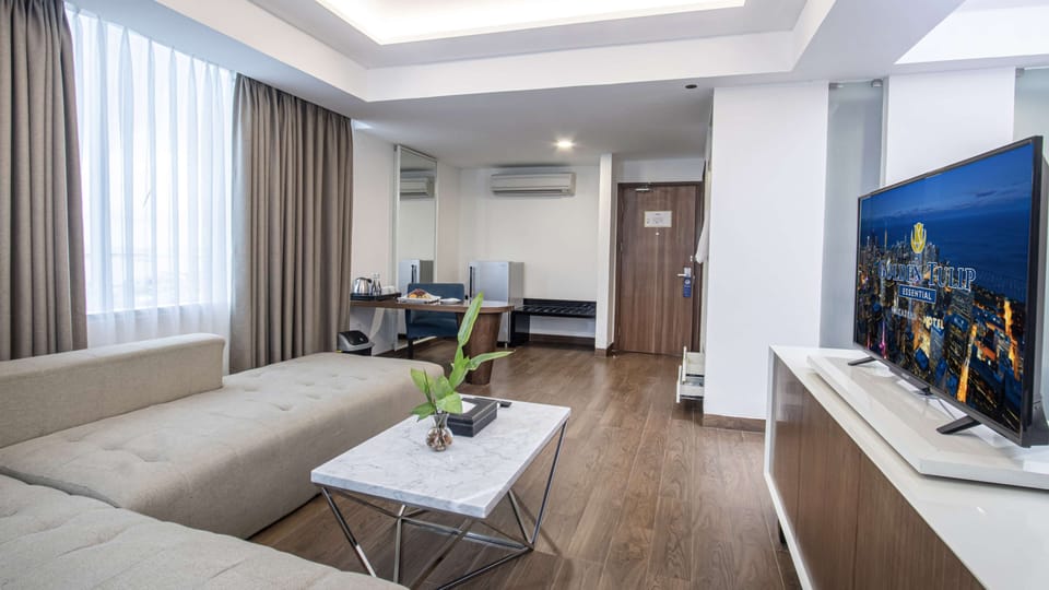 Business Suite, 1 King Bed | Minibar, in-room safe, blackout drapes, WiFi (free)