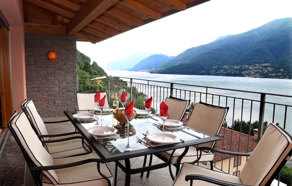Sunny Al Fresco Dining with Seating for 6 People