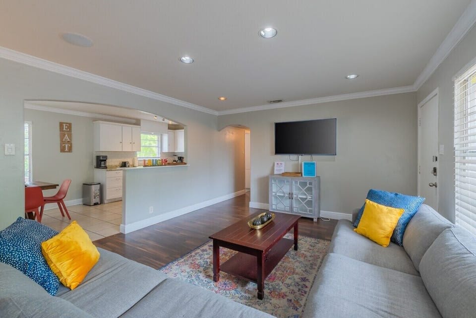 Beautiful & spacious living room with Cable TV