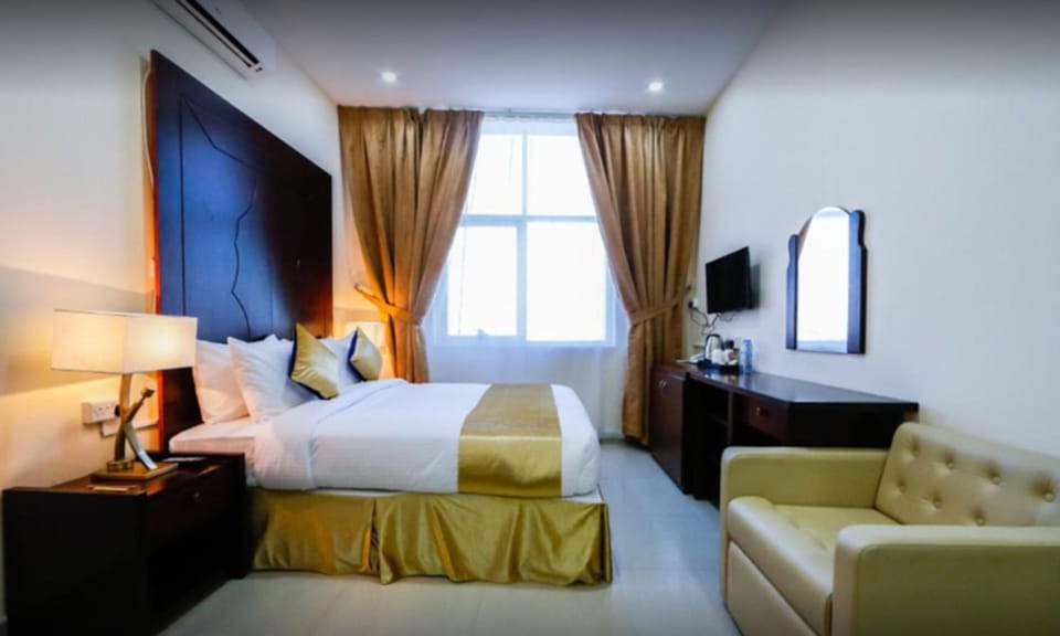 Egyptian cotton sheets, premium bedding, in-room safe, desk