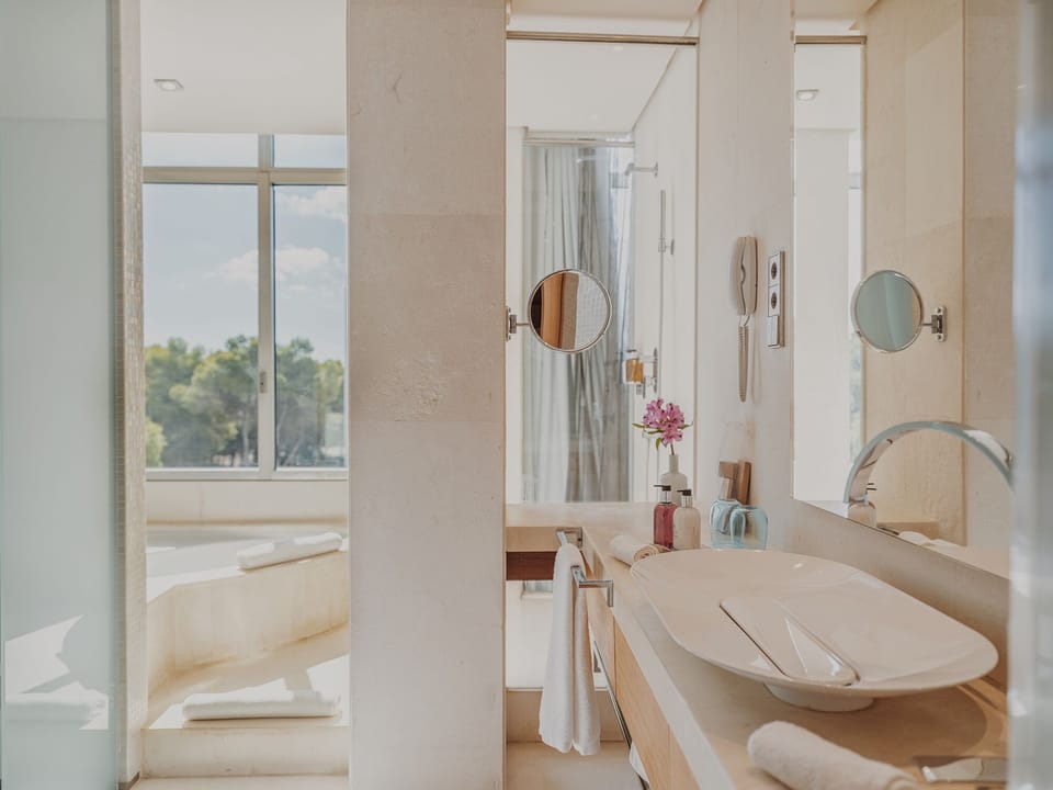 Studio Suite, Corner | Bathroom | Combined shower/tub, rainfall showerhead, designer toiletries