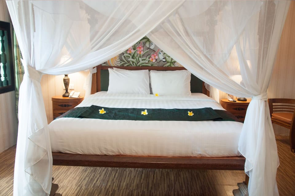 Suite | Pillowtop beds, in-room safe, desk, WiFi (free)