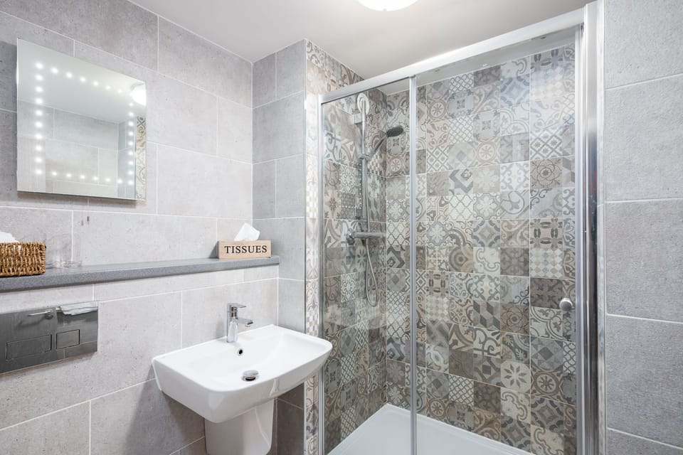 Superior Double Room, 1 King Bed | Bathroom | Hair dryer, towels