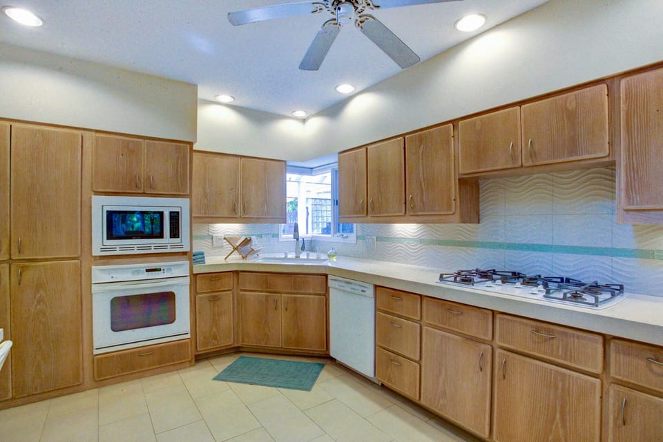 Full-Equipped Kitchen 
Cook, bake, make coffee... anything your heart desires!